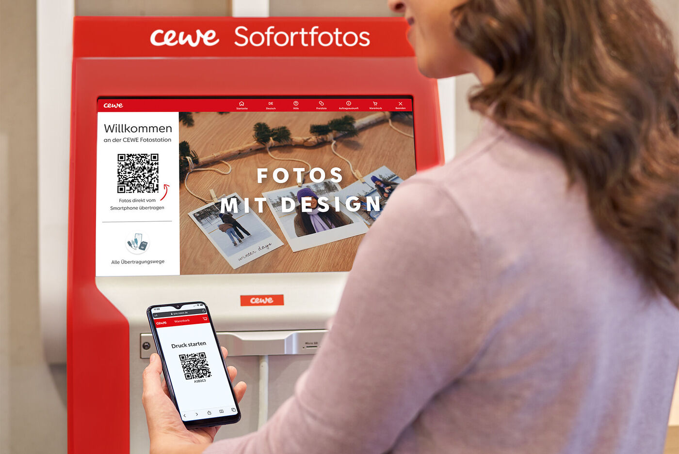 Person startet Fotodruck an CEWE Sofortfoto-Station per QR-Code vom Smartphone.