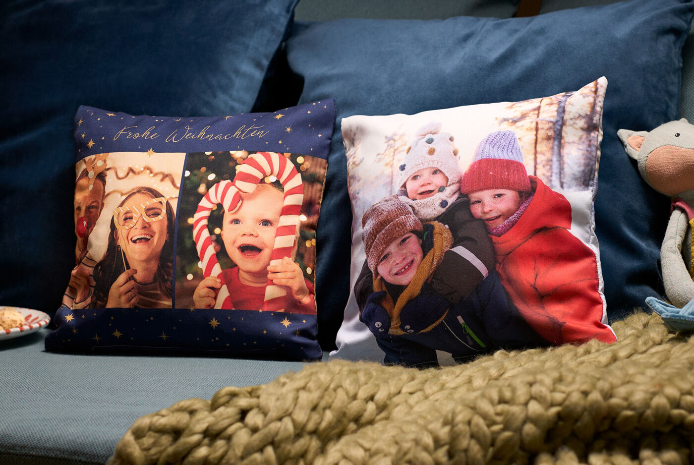 Personalisierte Fotokissen mit Weihnachtsgrüßen und fröhlichen Familienfotos auf einem Sofa