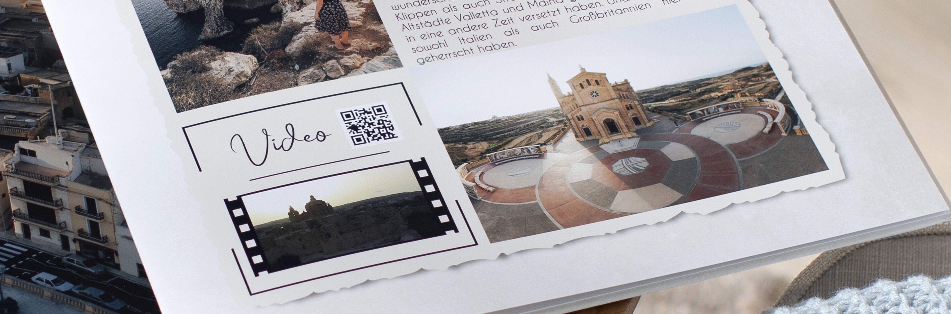 Seite eines CEWE FOTOBUCHs mit Urlaubsfotos und einem QR-Code neben dem Schriftzug "Video".