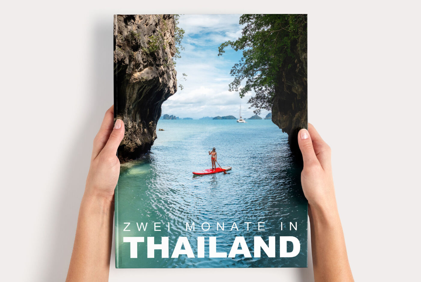 CEWE FOTOBUCH XXL mit einem Foto von einem Wassersportler in Thailand.