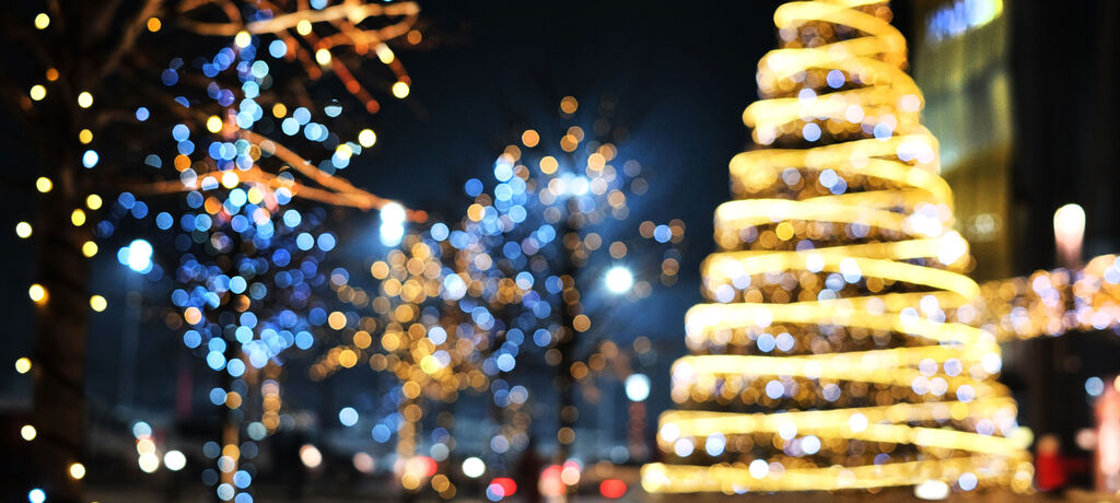 Verschwommene Weihnachtsbeleuchtung in einer Großstadt.