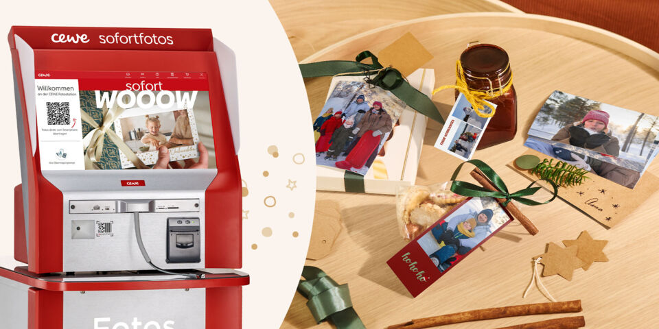 Bild eines CEWE Sofortfoto-Automaten neben einem Tisch mit liebevoll gestalteten Geschenken mit persönlichen Fotos und grünen Schleiden.
