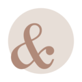 Ein stilvolles Ampersand-Zeichen in sanften Braun- und Cremetönen vor einem runden cremefarbenen Hintergrund. Perfekt für Bürgerliche Designs oder Grafiken.