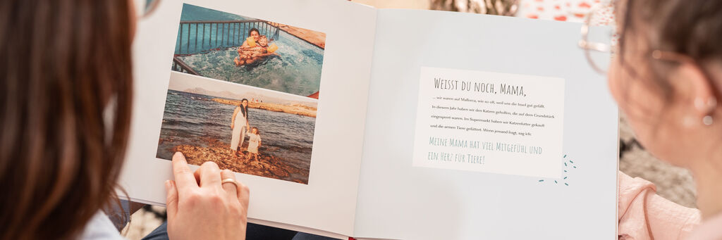 Person blättert durch ein CEWE FOTOBUCH mit Erinnerungen und persönlichen Fotos am Strand