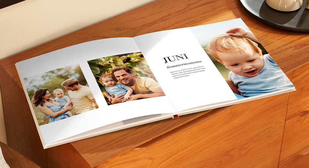 Ein offenes Fotobuch mit wunderschönen Sommererinnerungen. Auf der linken Seite sind Fotos einer Familie, die gemeinsame Momente genießen. Auf der rechten Seite steht der Monat Juni, dekoriert mit einem kreativen Layout.