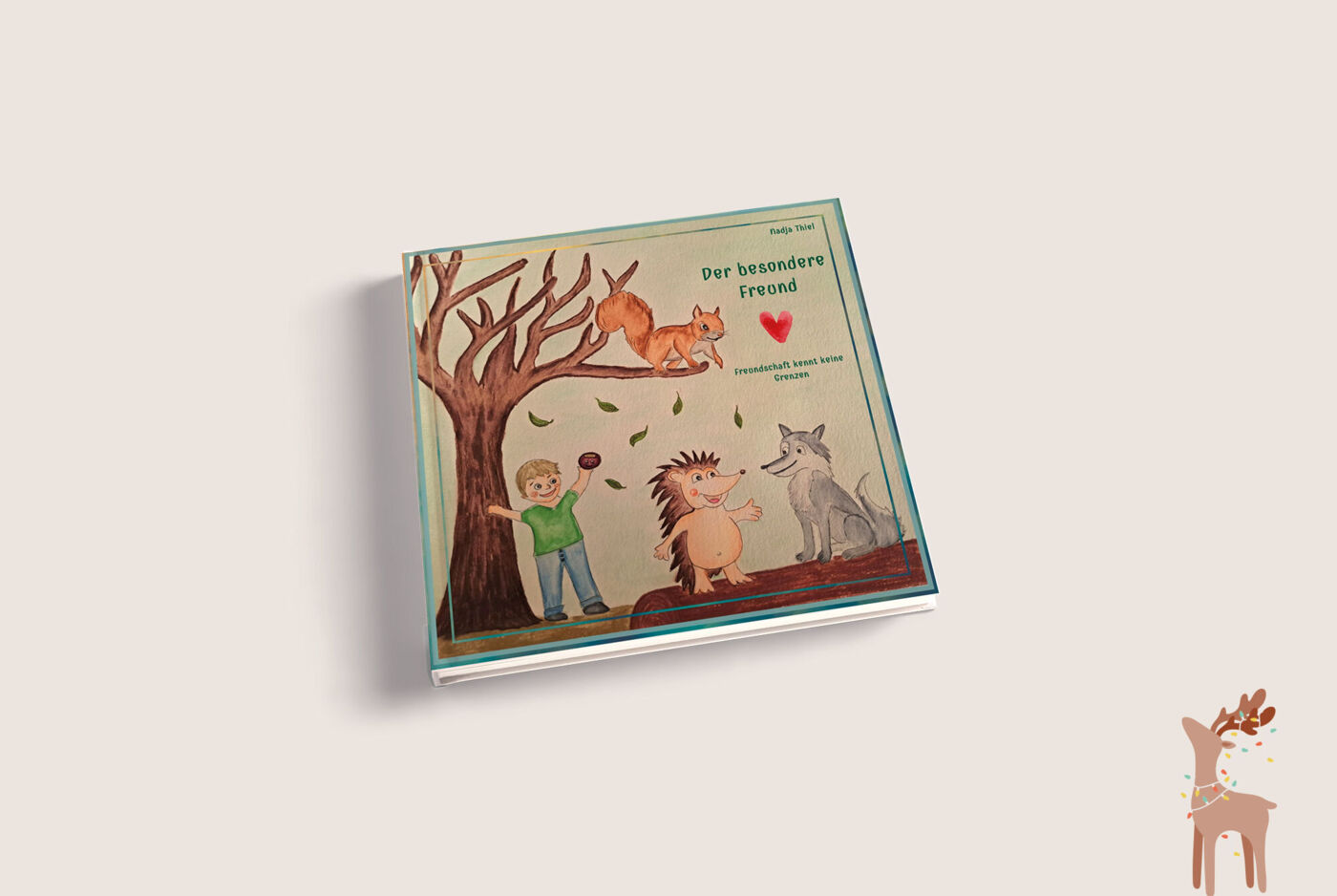 Ein CEWE Fotobuch zeigt eine liebevolle Illustration von Kindern und Tieren in einer bunten Waldszene.