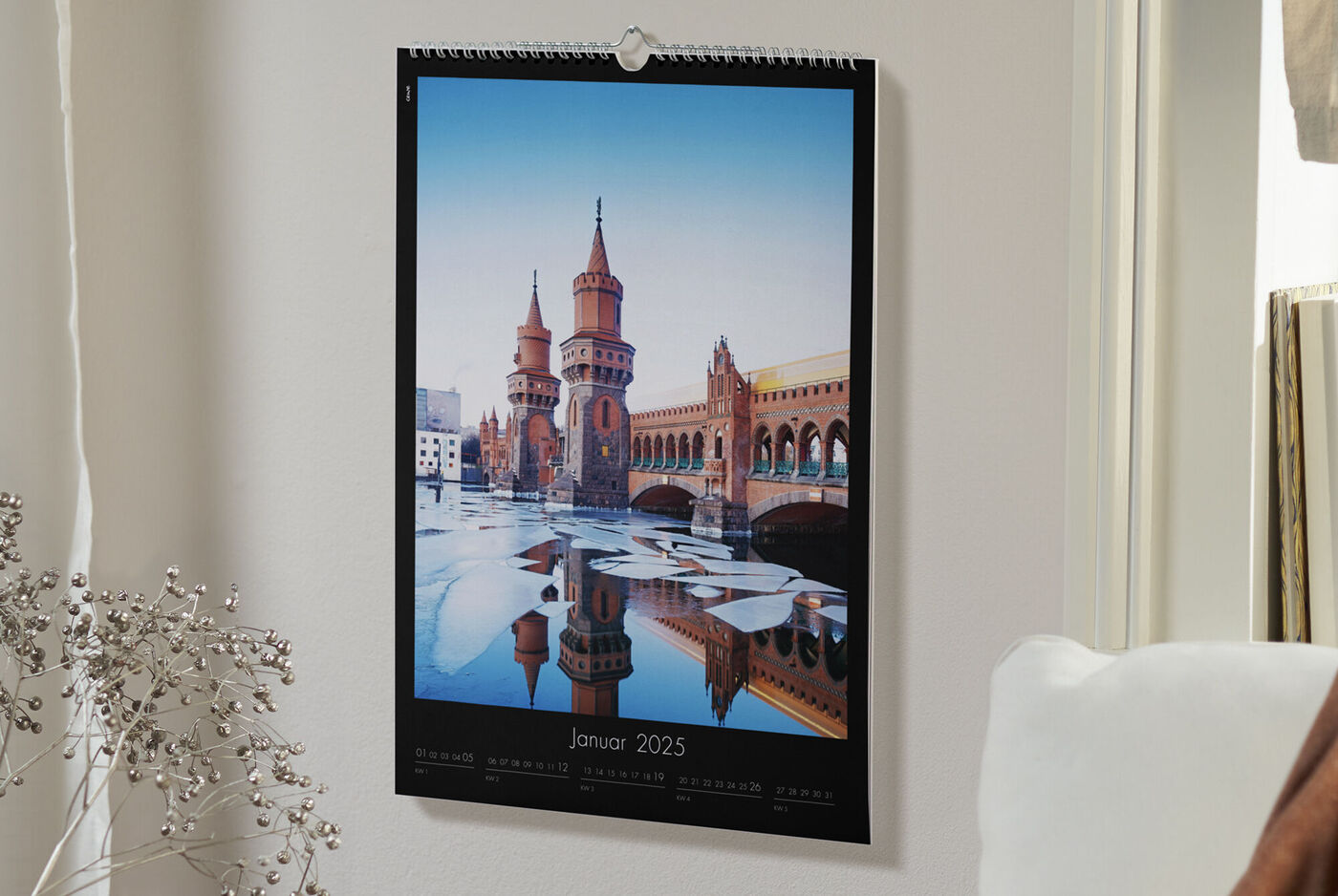Ein Kalender mit dem Bild der Oberbaumbrücke in Berlin im Monat Januar 2025.