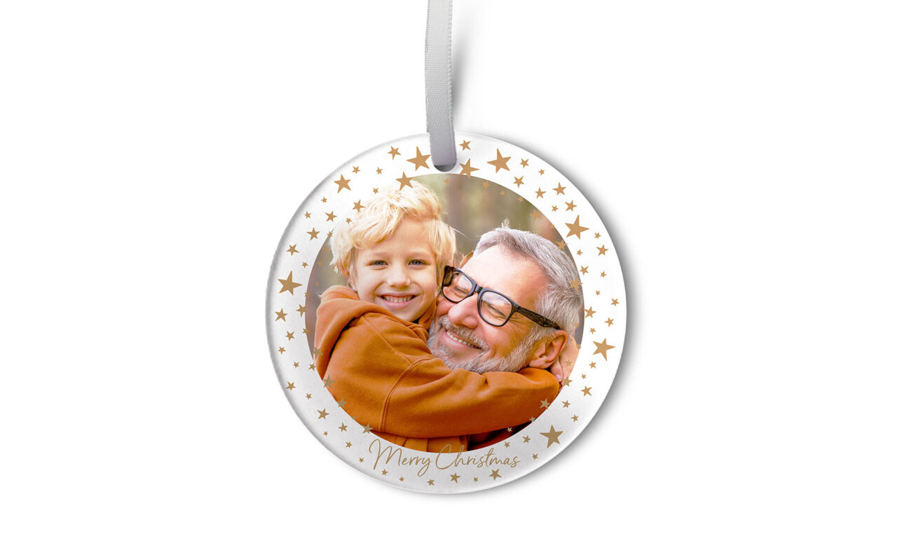 Ein gemeinsamer Moment zwischen zwei Personen an Weihnachten.