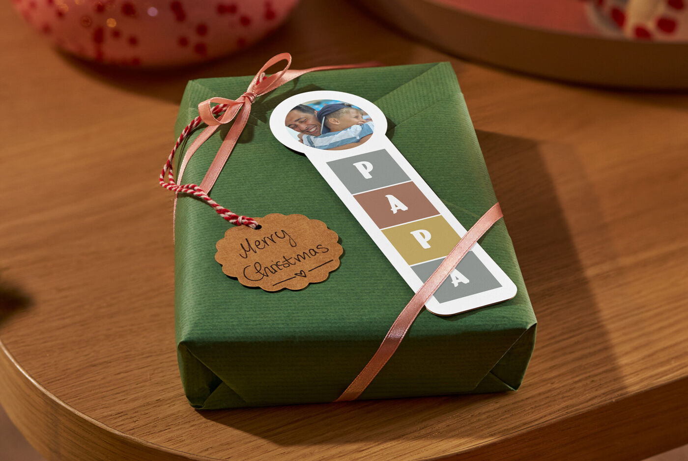 "Liebevoll verpacktes Geschenk mit Schleifen und Foto-Lesezeichen mit der Aufschrift ""PAPA"" "