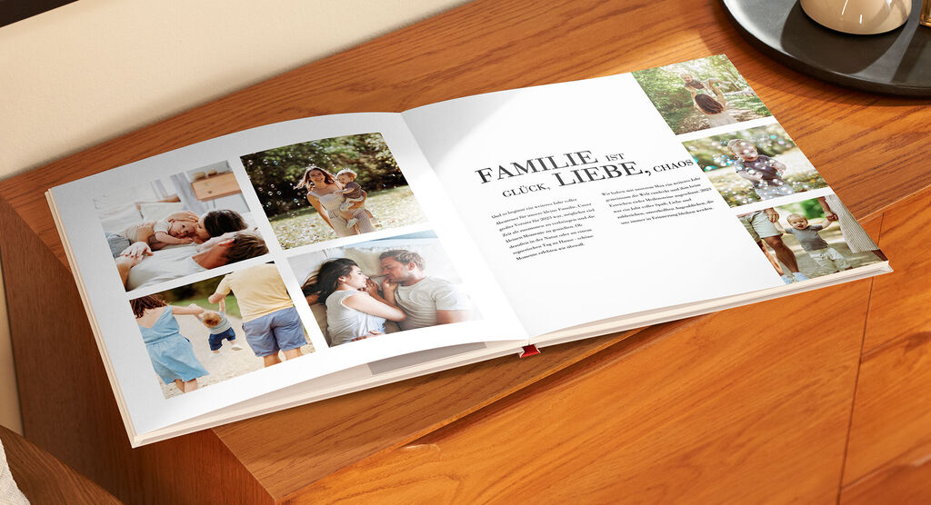 Offenes Fotobuch auf einem Tisch mit Seiten voller Familienfotos und einer Beschreibung über die Liebe zur Familie