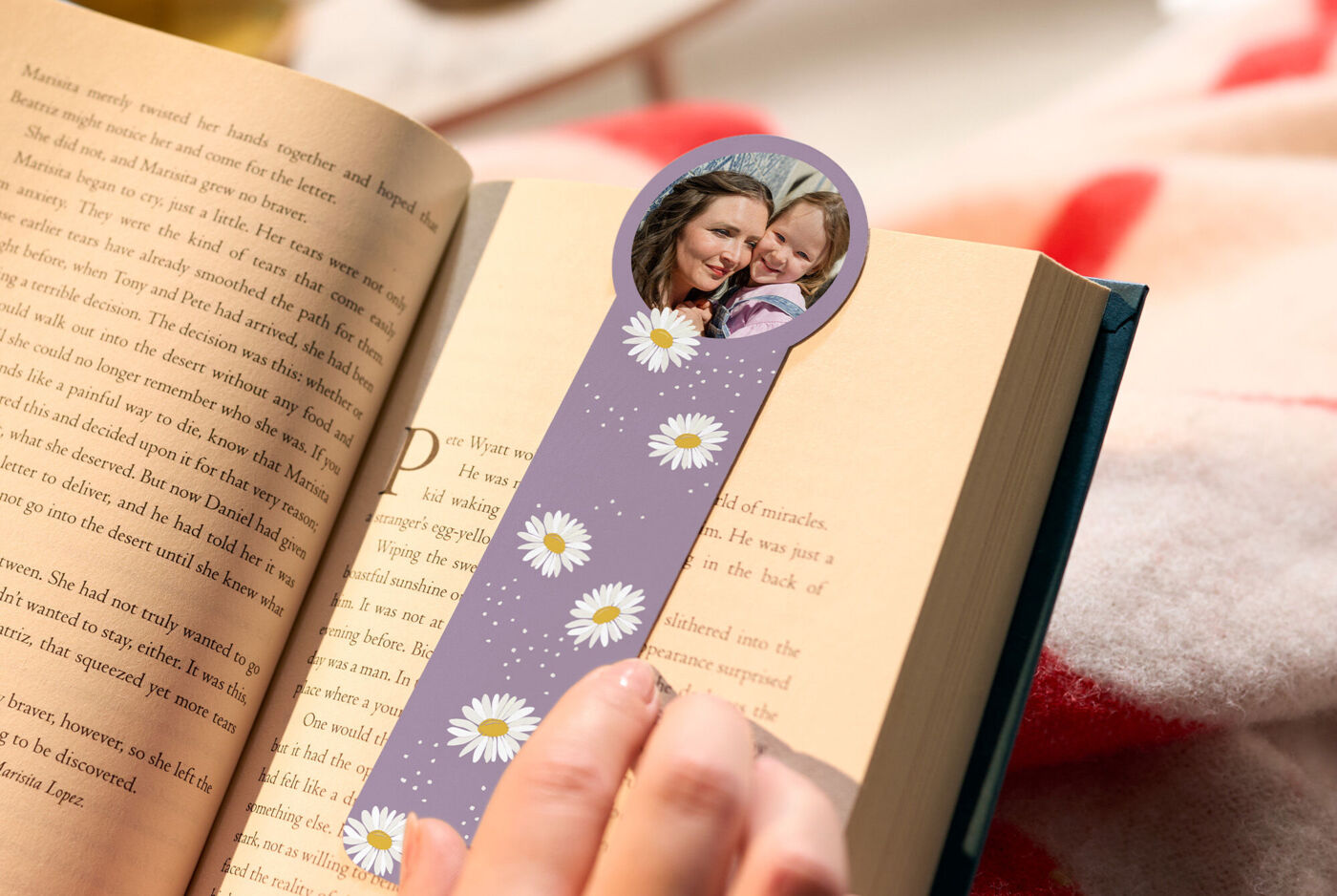 Person hält ein Buch und ein Foto-Lesezeichen mit Hundefotos und der Aufschrift "Best Friend!".