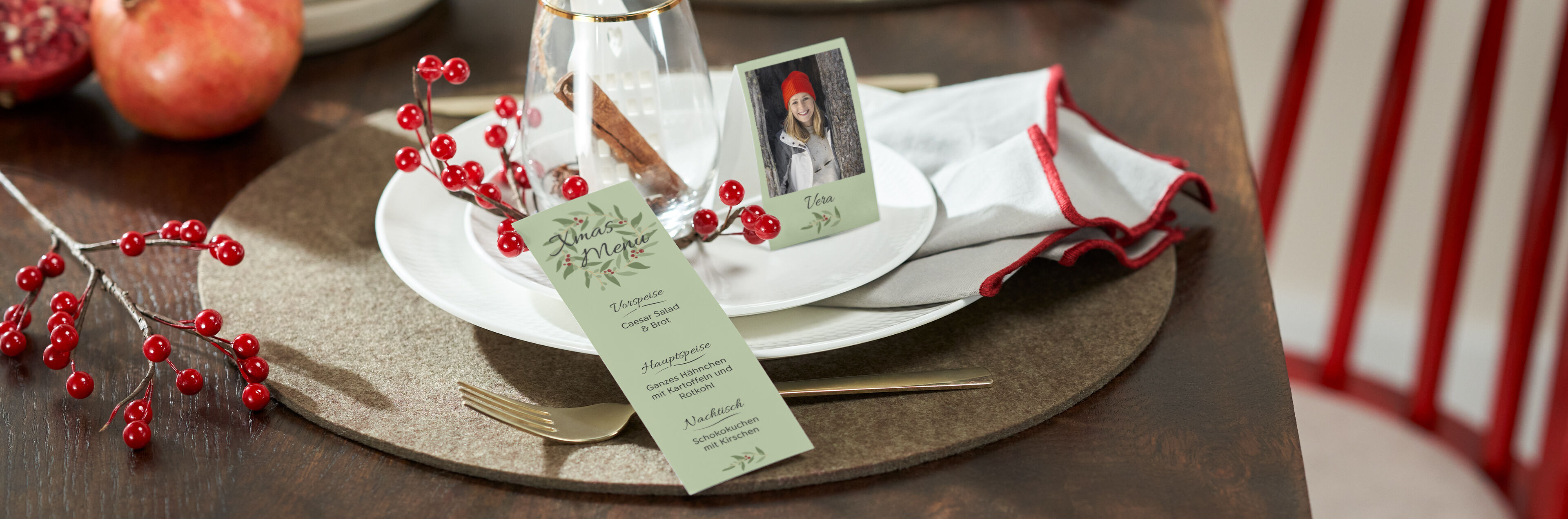 Festlich gedeckter Tisch mit Menükarte und Foto-Tischkarte mit weihnachtlichen Designs.