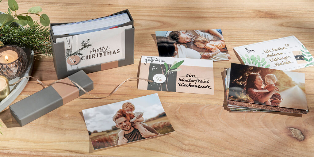 Eine liebevolle Geschenkbox mit Weihnachtskarten und Fotos, die Erinnerungen teilen