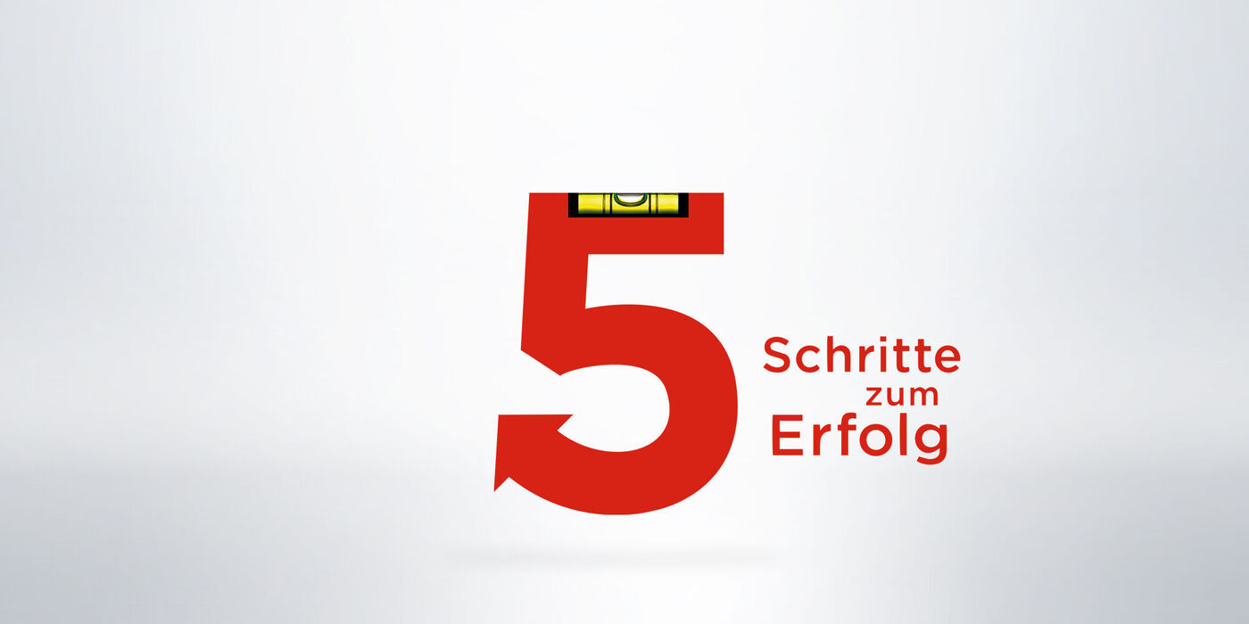 Die Zahl 5 in Rot mit einem nach unten zeigenden Pfeil und dem Text "Schritte zum Erfolg" in darunter angeordnetem Schwarz.