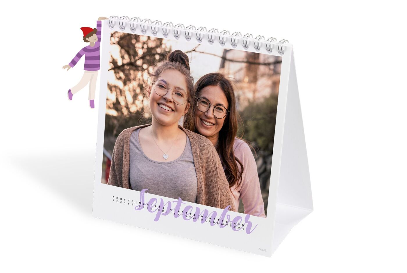 CEWE Tischkalender für September mit zwei lächelnden Personen und einem Wichtel, der mit einem Arm an dem Kalender hängt