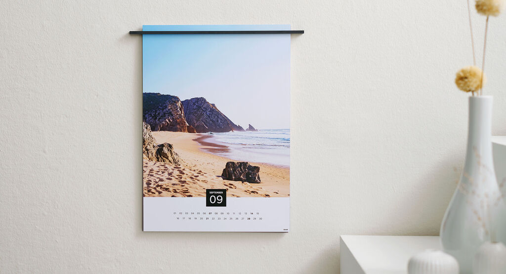 Ein schöner Wandkalender zeigt ein Strandbild mit sanften Wellen und einem blauen Himmel. Der September ist markiert.