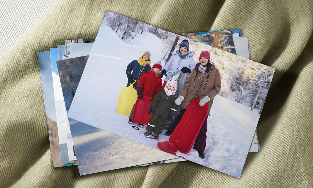 Eine fröhliche Familie mit roten Schlitten im Schnee, umgeben von winterlicher Landschaft