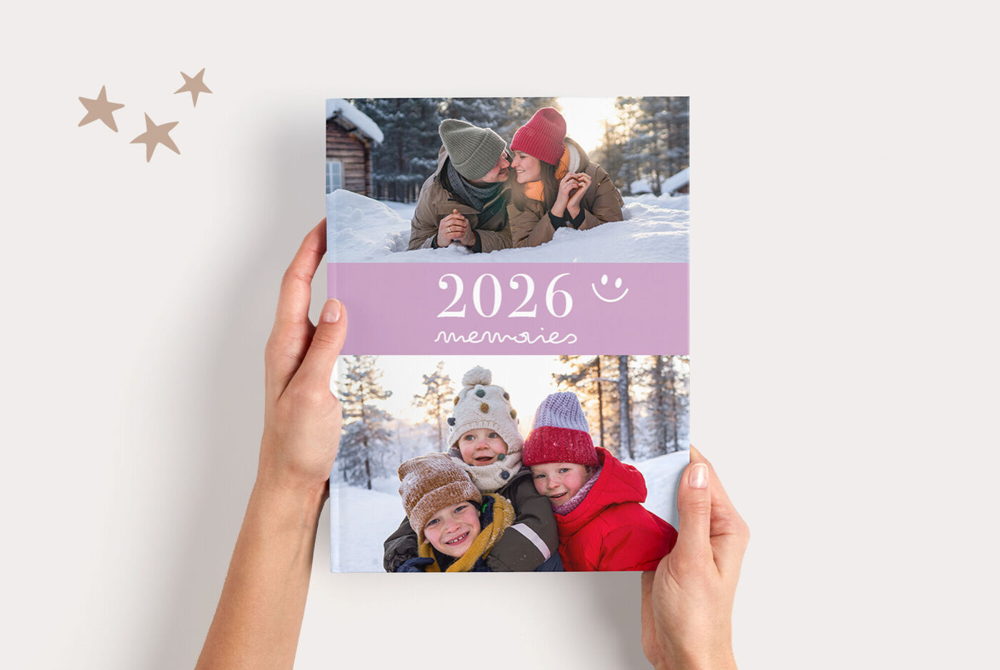 Jemand hält ein CEWE Fotobuch Groß mit winterlichen Erinnerungen.