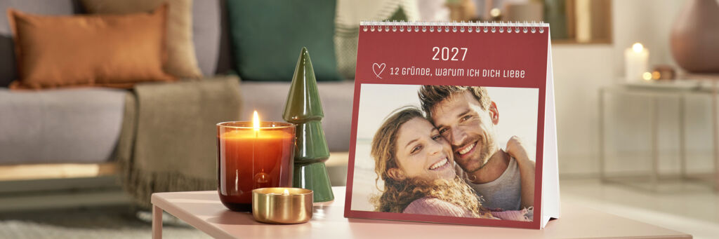 Ein schöner Fotokalender auf einem Tisch, mit Bildern und dem Jahr 2025.