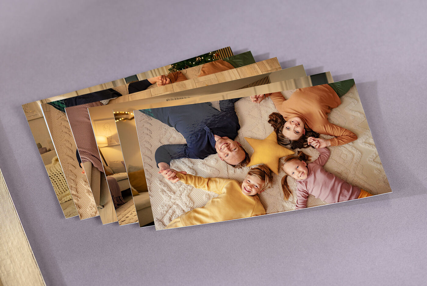 Familie Genießt gemeinsame Zeit mit Fotografien auf einem Teppich.