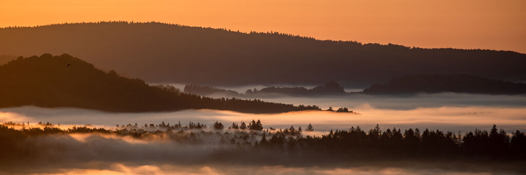 Wunderschöne Morgenlandschaft mit Nebel und Hügeln im Sonnenaufgang