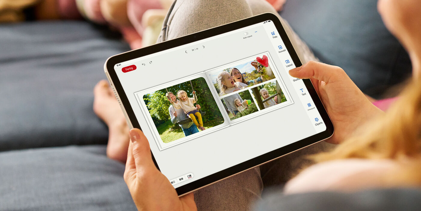 Person schaut auf ein Tablet mit Foto-Collage von Familienmomenten.