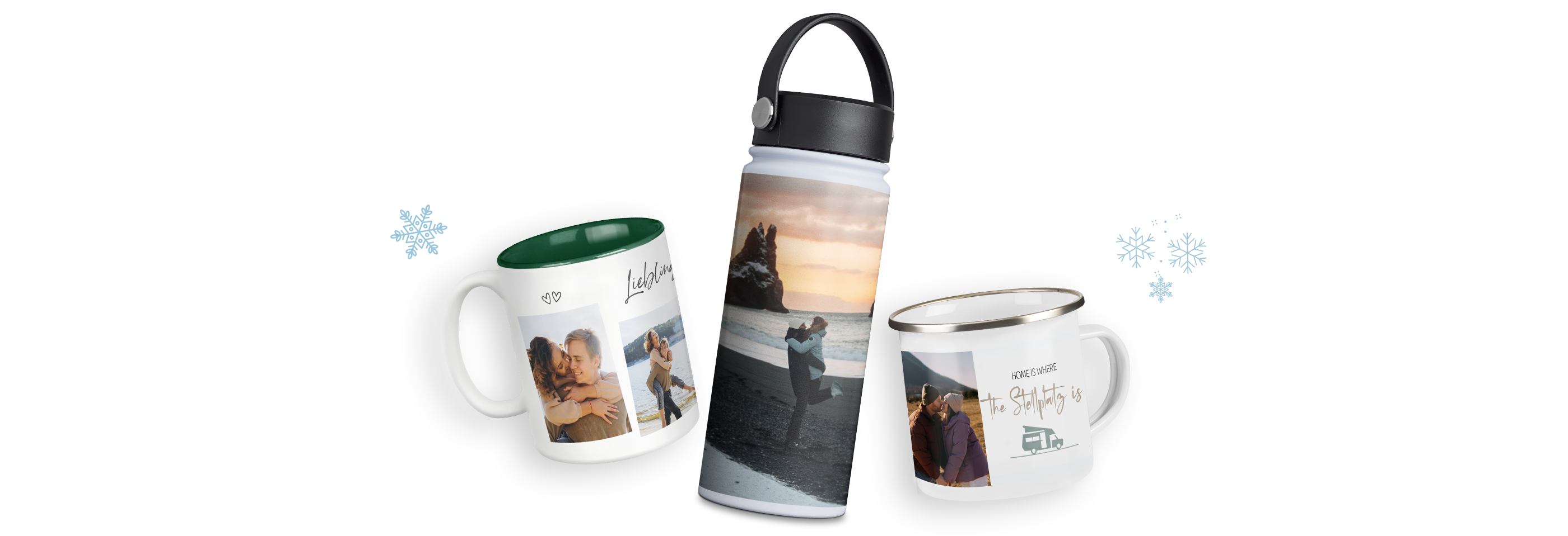 Personalisierte Fototassen und eine Edelstahl-Trinkflasche mit Paarfotos und Landschaftsmotiven stehen nebeneinander.