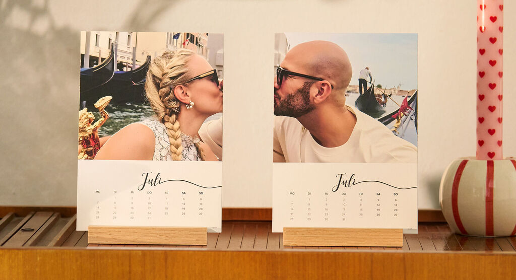 Zwei CEWE Fotokalender für Juli mit Personen in einer Gondel in Venedig