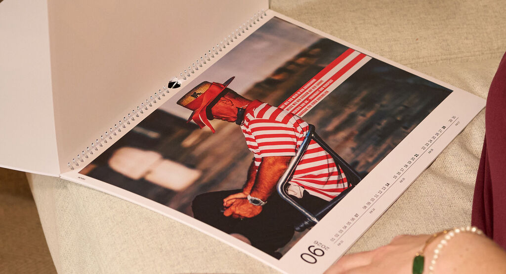 CEWE Fotokalender mit Gondoliere in rot-weiß gestreiftem Shirt und Strohhut.